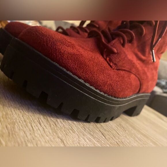 Rouge size 6 red velvet side zip lace front lug sole comfy ankle boots EUC - Picture 7 of 16